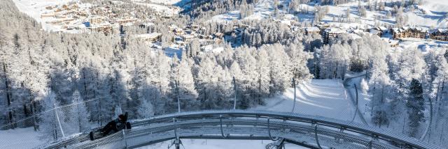 La luge sur rail du Caribou sur le domaine skiable de la Forêt Blanche dans les Hautes-Alpes.
