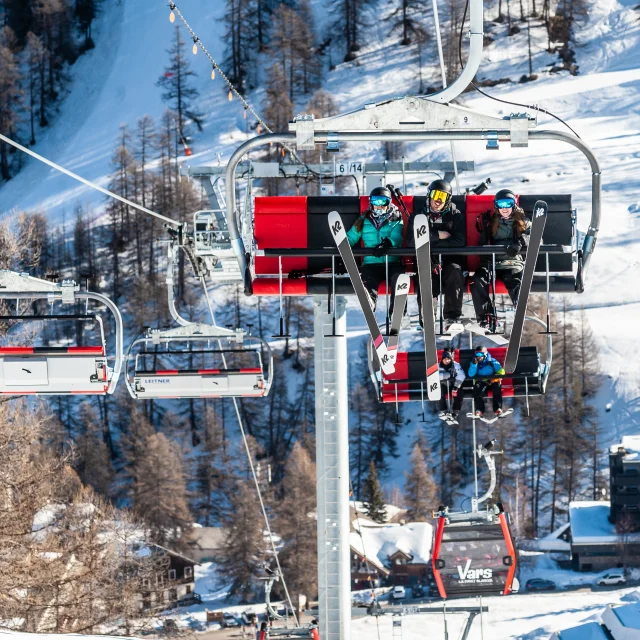 Personnes assises sur le télésiège à Vars