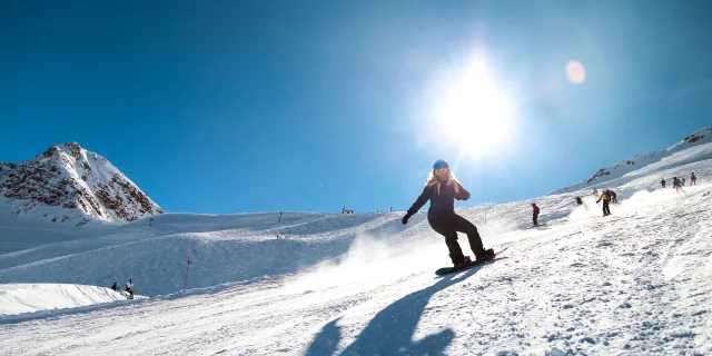 Snowboardeuse à Vars sous un grand soleil