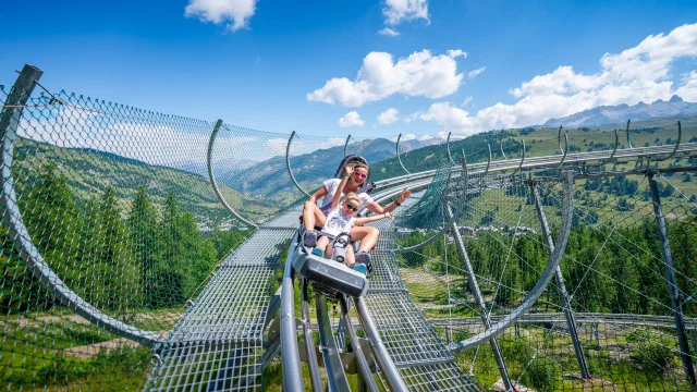 Famiglia Vars in slitta e lago Peyrol Alpesphotographies.com 10