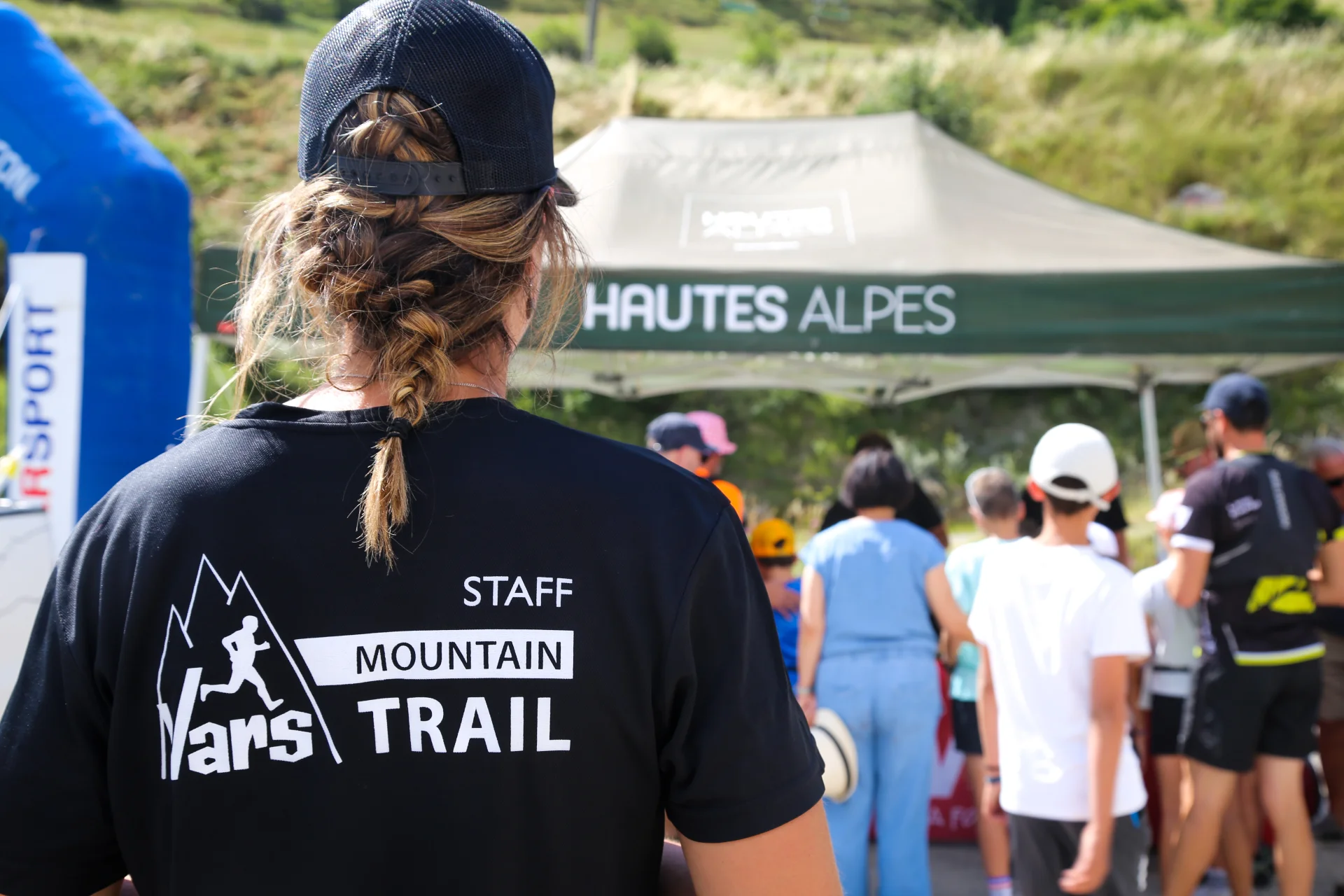 Photo d'une femme de dos étant bénévoles au Vars Mountain Trail